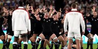 Die Mitglieder der neuseeländischen Rugby-Mannschaft führen einen Tanz auf