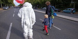 Kinder auf der Strasse und ein als Eisbär verkleideter Erwachsener