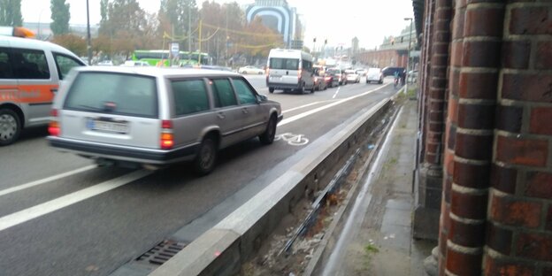 Oberbaumbrücke: Ein Auto schneidet den neuen Radweg