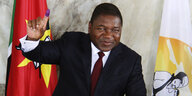 Der Präsident von Mosambik Felipe Nyusi zeigt der Presse seinen Zeigefinger mit Wahltinte