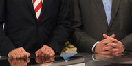 Die Hände von Mike Mohring (l), CDU, neben denen von Bodo Ramelow (Die Linke)