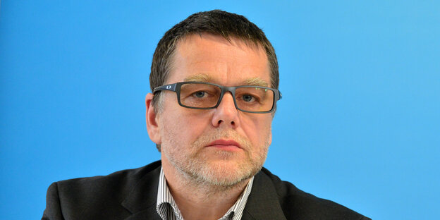 Alexander Dill, Bürgermeister der Stadt Arnstadt, sitzt am 26.03.2013 in Erfurt (Thüringen) nach einem Krisentreffen im Thüringer Wirtschaftsministerium in einer Pressekonferenz auf dem Podium.