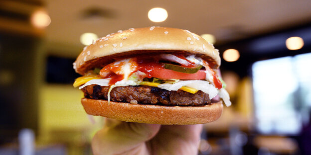 leischlose Burger Patties von Beyond Meat liegen in einem Lebensmittelgeschäft.