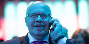 Bundeswirtschaftsminister Peter Altmaier telefoniert vor der Eröffnung des Digital-Gipfels 2019.