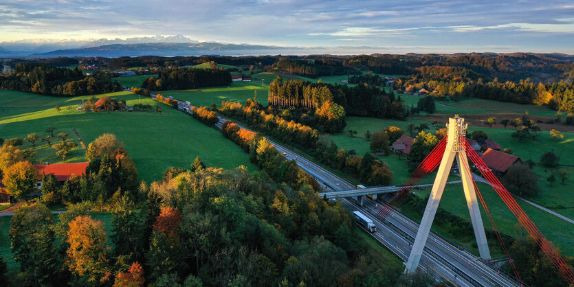 Eine Autobahn zerschneidet eine idyllische Landschaft