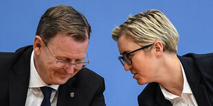 Bodo Ramelow und Susanne Hennig-Wellsow während der Pressekonferenz