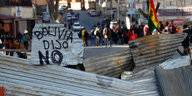 Eine Straße ist mit hochkant gestellten Wellblechen blockiert. Auf einem steht '"Bolivien hat nein gesagt."