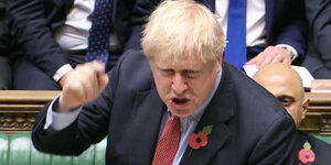 Boris Johnson gestikuliert