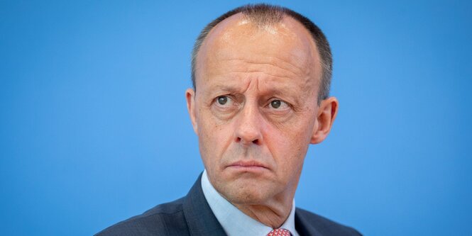 Friedrich Merz gibt eine Pressekonferenz