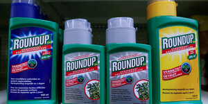 Round-Up-Flaschen von Monsanto in einem Ladenregal in Belgien.