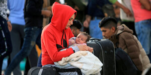 Junge Frau mit ihrem Kind im Flüchtlingslage im Irak