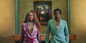 Beyoncé und Jay Z posieren vor der Mona Lisa.
