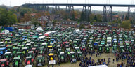 Demonstrierende Landwirte stehen vor ihren Traktoren bei einer Kundgebung in Rendsburg.