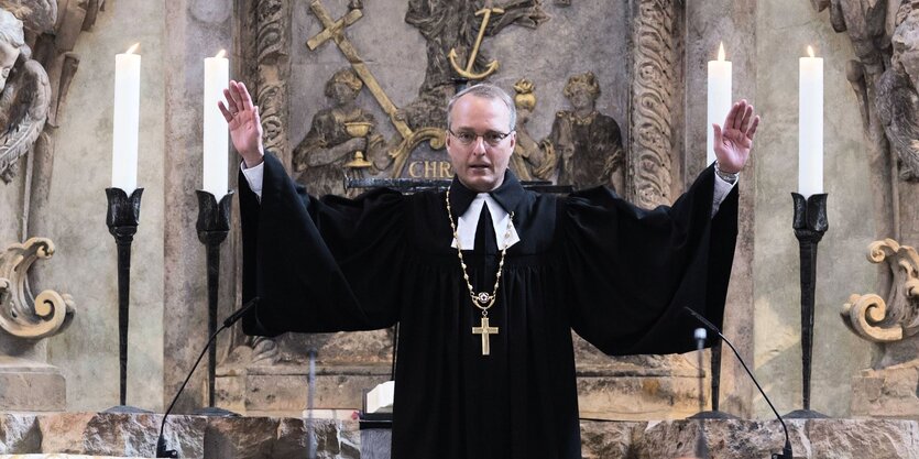 Landesbischof Carsten Rentzing predigt in der Dresdner Frauenkirche