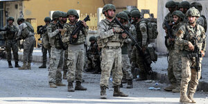 Bewaffnete türkische Soldaten in der Stadt Ras al Ayn