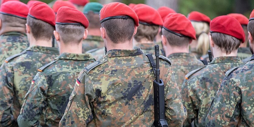 Soldaten und Soldatinnen marschieren