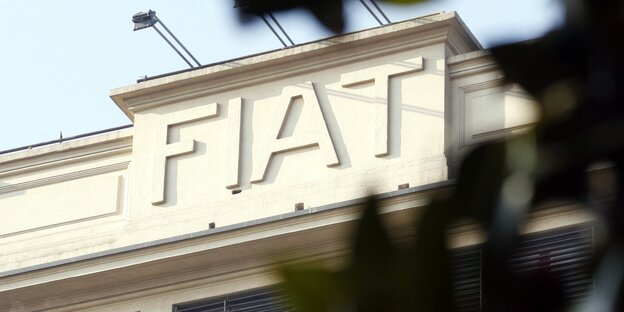 An einem Gebäude steht in großen Lettern "Fiat".