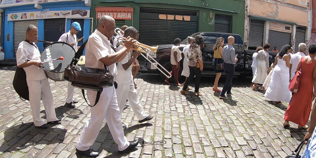 Eine Prozession mit einer Marching-Band nach dem Gottesdienst auf einer Straße in Salvador da Bahia