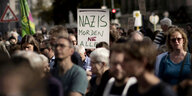 Demonstrant mit Schild Nazis Morden Nie Alleine auf der Demonstration von unteilbar