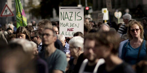 Demonstrant mit Schild Nazis Morden Nie Alleine auf der Demonstration von unteilbar