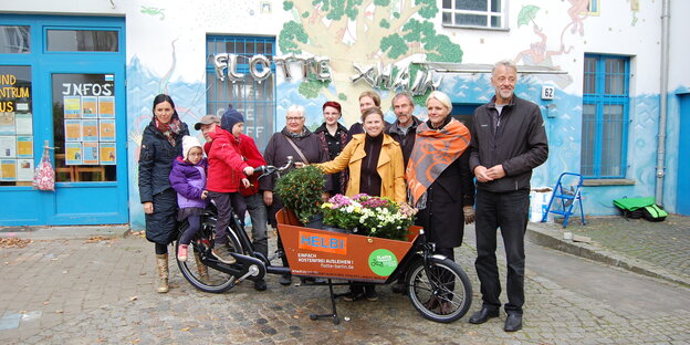 Umweltstadträtin Clara Hermann Mitglieder des ADFC Berlin stehen hinter dem neuen Lastenrad Helbi