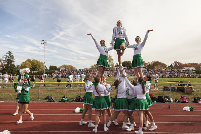 Cheerleaders vor dem lokalen Footballmatch in Bangor