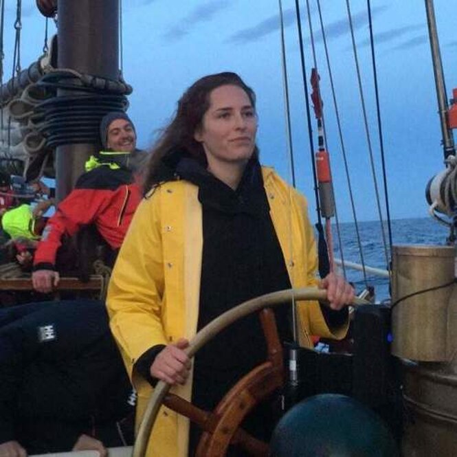 Klima-Aktivistin Frederike Freitag steht am Steuer des Segelschiffs