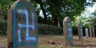 Schmierereien an Grabsteinen auf dem jüdischen Friedhof in Kröpelin (Landkreis Rostock)