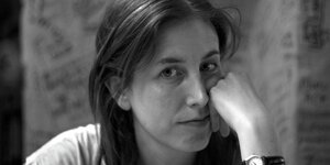 Autorin Carla Mailandi, Porträt, gestützt Gesicht auf Hand