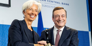 Der ehemalige Präsident der Europäischen Zentralbank (EZB)Mario Draghi schüttelt die Hand der neuen EZB-Präsidentin Christine Lagarde in Frankfurt, 28. Oktober 2019