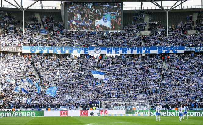 Ostkurve im Olympiastadion: Hertha-Fans halten ihre Schals in die Luft