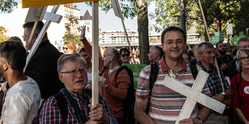 Berlin: Ein Teilnehmer vom sogenannten „Marsch für das Leben“ hält ein Schild mit der Aufschrift «Nein zu Euthanasie und Abtreibung» im Regierungsviertel.