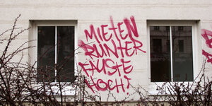 Ein Graffiti an einer Hauswand: Mieten runter Fäuste hoch