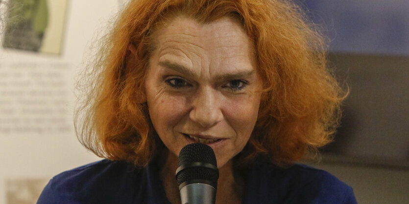 Asli Erdogan spricht in ein Mikrofon