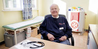 Ehrenamtlicher Arzt sitzt im Behandlungszimmer der Johanniter-Notübernachtung