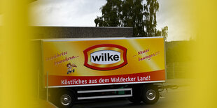 Ein Lkw-Anhänger des Wurstherstellers Wilke