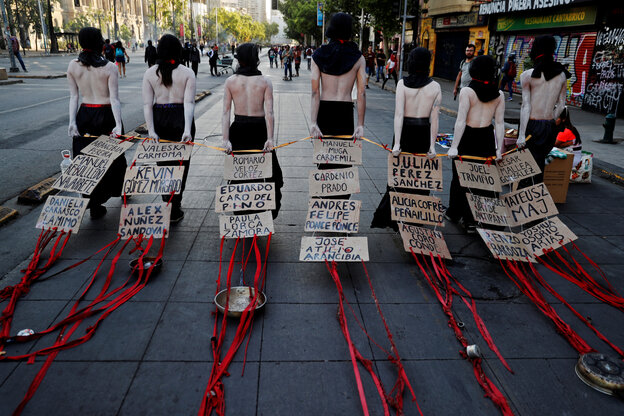 Demonstrant_innen laufen durch die Straßen von Santiago de Chile.