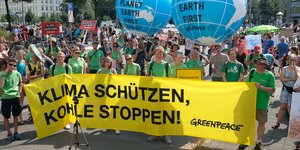 Greenpeace-Aktivist*innen bei einer Klima-Demo in Leipzig
