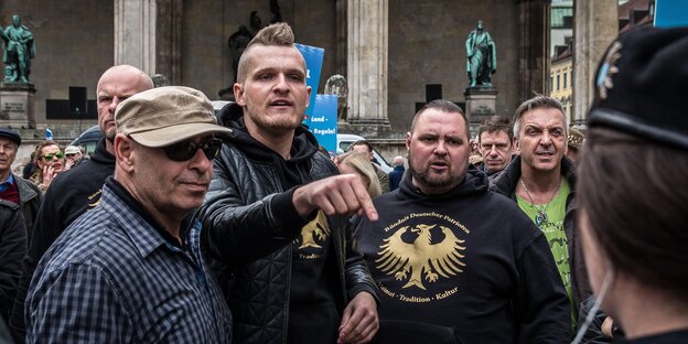 Der Nazi-rapper Chris Ares an der Münchner Feldherrnhalle, bei einer AfD-Demo 2016 Der Nazi-rapper Chris Ares an der Münchner Feldherrnhalle, bei einer AfD-Demo 2016