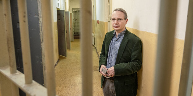 Konrad Tschäpe hinter Gittern in der Gedenkstätte in Frankfutr (Oder)