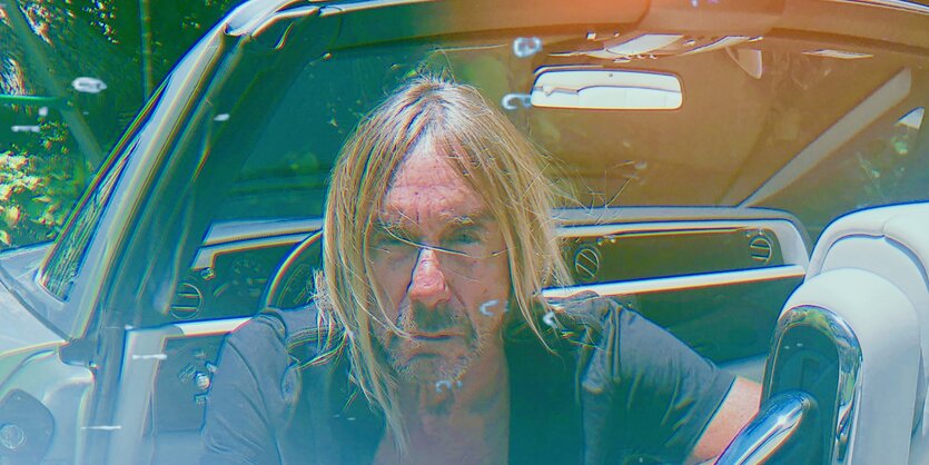 Iggy Pop sitzt in einem Cabrio