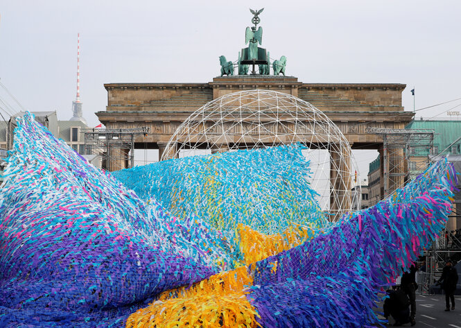 viele bunte bänder vor dem brandenburger Tor