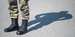 Beine und Stiefel eines Soldaten