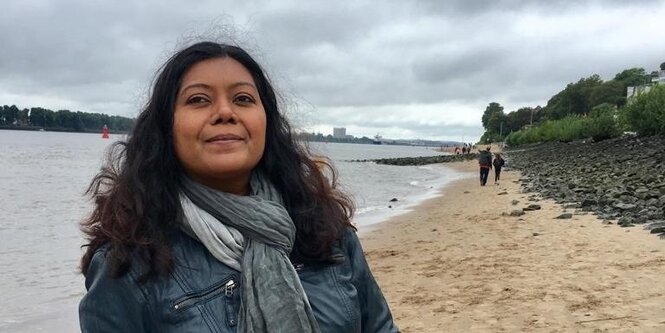 Shahindha Ismail am Strand in Hamburg