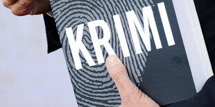 Ein Buch mit der Aufschrift "Krimi"