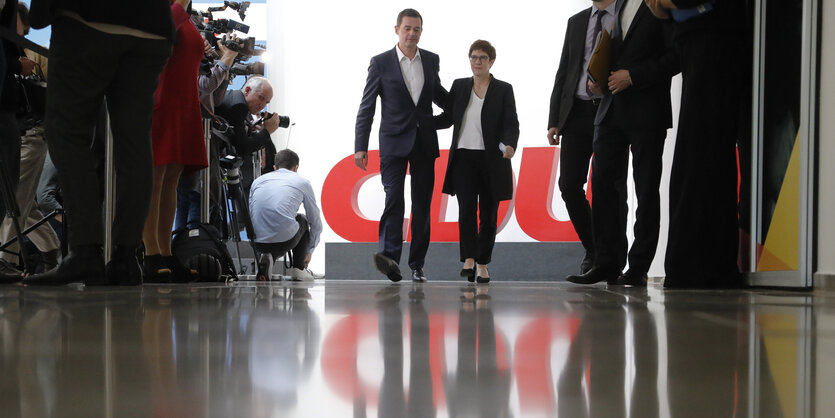 Annegret Kramp-Karrenbauer und Mike Mohring auf einer Pressekonferenz