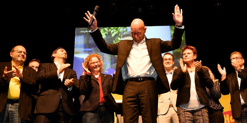 Thomas Kemmerich, Spitzenkandidat der FDP Thüringen, lässt sich von seinen Anhängern feiern