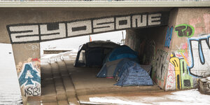 Zelte unter einer Brücke in Hamburg