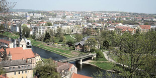 Ansicht einer Stadt von einem Hügel aus