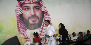 Menschen gehen an dem Wandbild des Prinzen Mohammed bin Salman vorbei